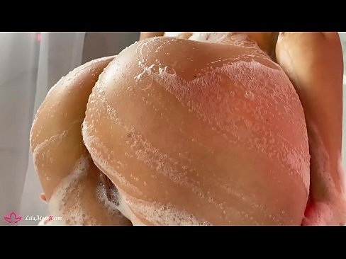 ❤️ Donkerkop masturbeer poes met vibrator tot intense orgasme in stort ❌ Seksvideo by ons ☑
